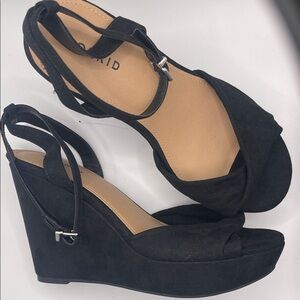 Torrid Black Platform Wedge Twist Band Sandals 9.5WW